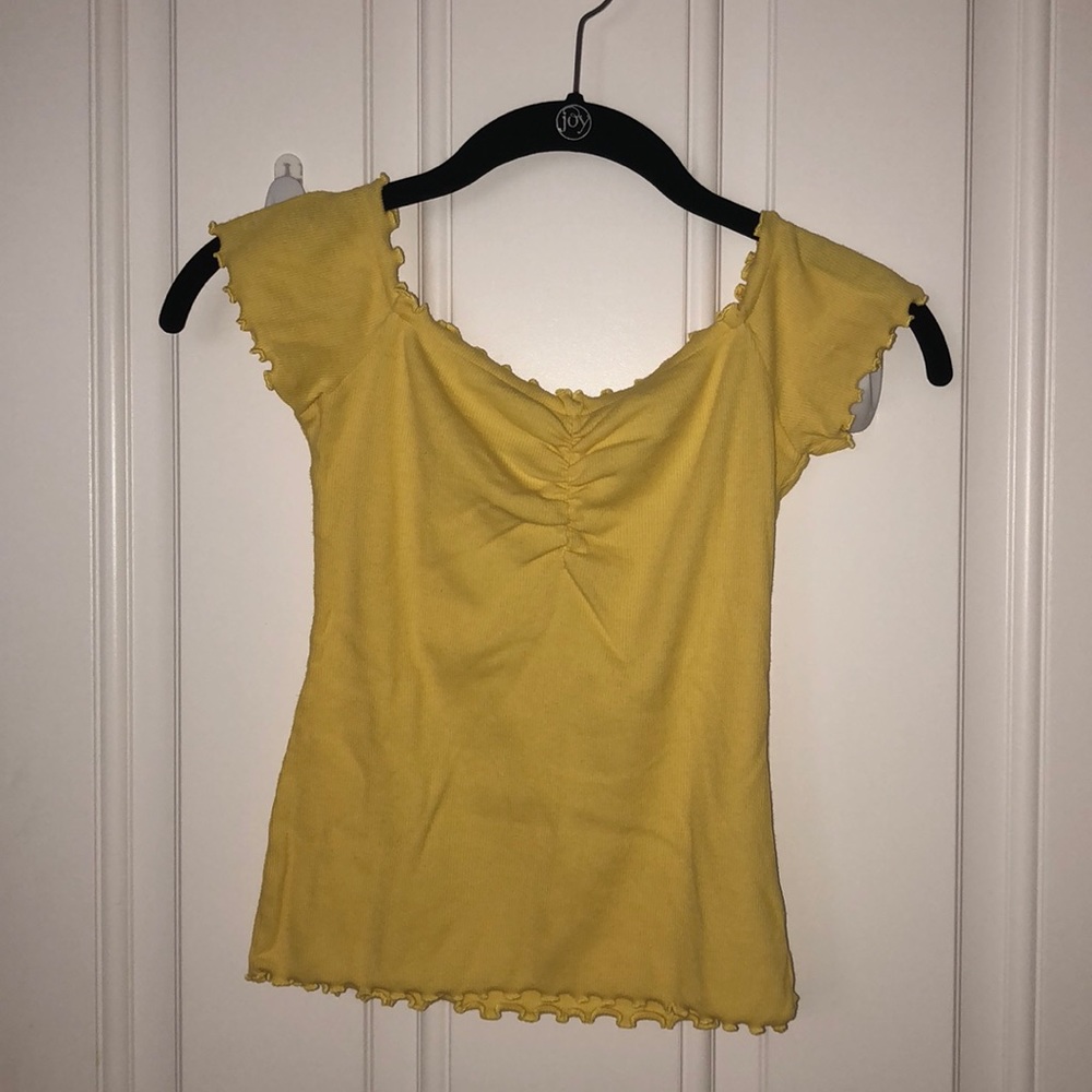 Yellow hollister top 🌻🌼☀️🍯